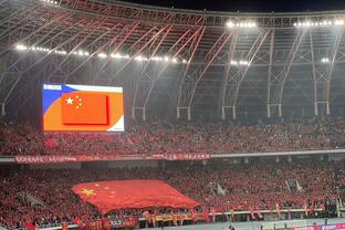 合适吗？中国球迷为韩国队接机引争议！媒体人：再喜欢孙兴慜现在也是对手